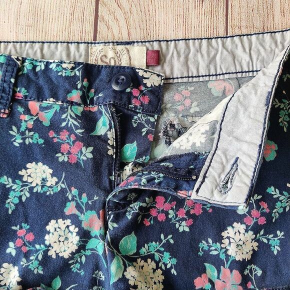 SO navy floral cuffed 2" summer shorts sz 7 - Picture 3 of 8
